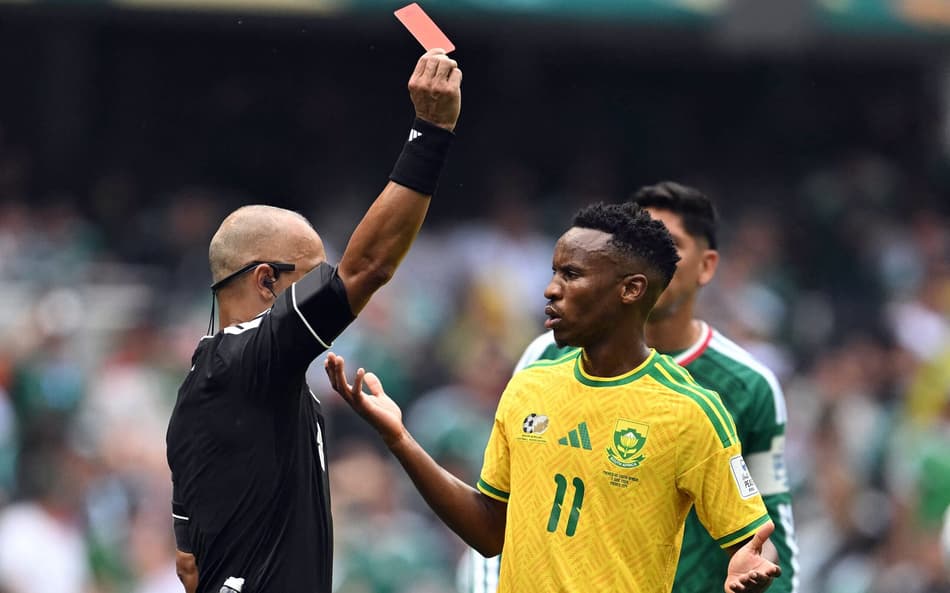 Wilton Pereira Sampaio expulsa jogador em México x África do Sul (Foto: Yuri CORTEZ / AFP)