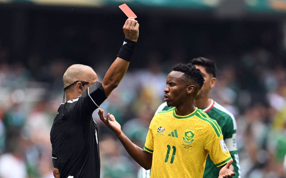 Wilton Pereira Sampaio expulsa jogador em México x África do Sul (Foto: Yuri CORTEZ / AFP)