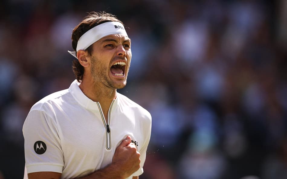 Taylor Fritz comemora a vitória sobre Karen Khachanov em Wimbledon (foto: HENRY NICHOLLS / AFP)