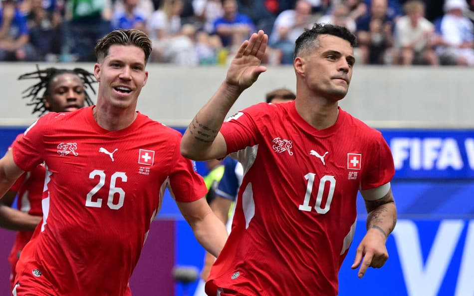Xhaka comemora gol marcado pela Suíça contra a Bósnia, pela Copa do Mundo