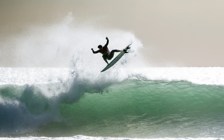 Yago Dora dá aéreo em nota 10 na etapa de Raglan, Nova Zelândia (Foto: Oscar Hetherington/World Surf League)