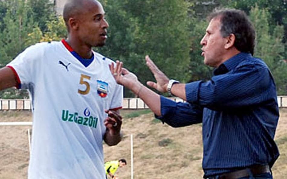 Zico passa instruções ao zagueiro Luizão durante sua passagem pelo Uzbequistão