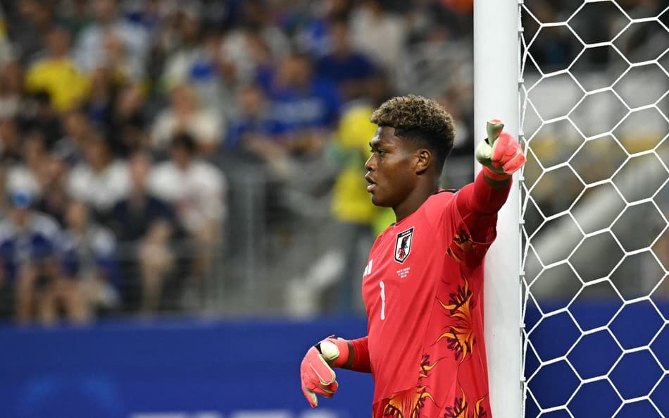 O goleiro do Japão, Zion Suzuki (nº 01), faz um gesto durante a partida de futebol contra a Suécia pelo Grupo F da Copa do Mundo de 2026, no Dallas Stadium, em Arlington (Foto: Paul Ellis / Afp)