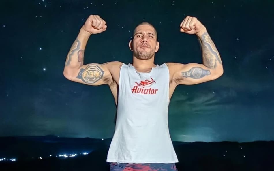 O brasileiro Alex Poatan estreará na divisão dos pesos-pesados