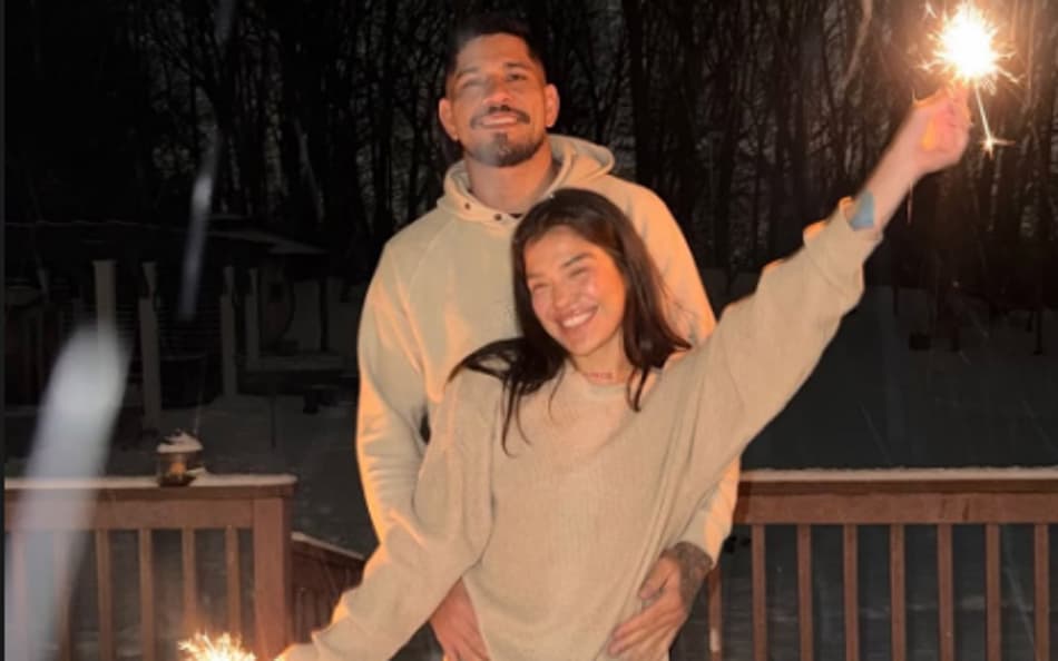 Alex Poatan abraça Tracy Cortez, que segura duas velas nas mãos
