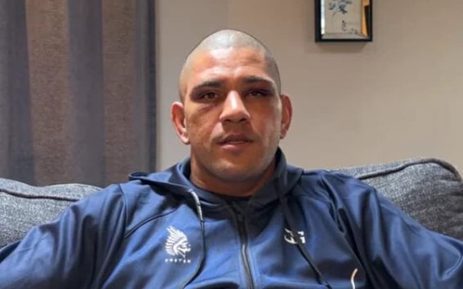 Alex Poatan sentado em vídeo de denúncia contra arbitragem do UFC Casa Branca