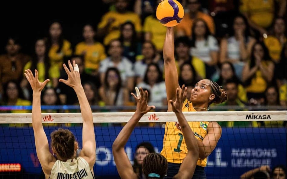 Ana Cristina ataca em Brasil x Itália pela VNL 2026 (Foto: Volleyball World)