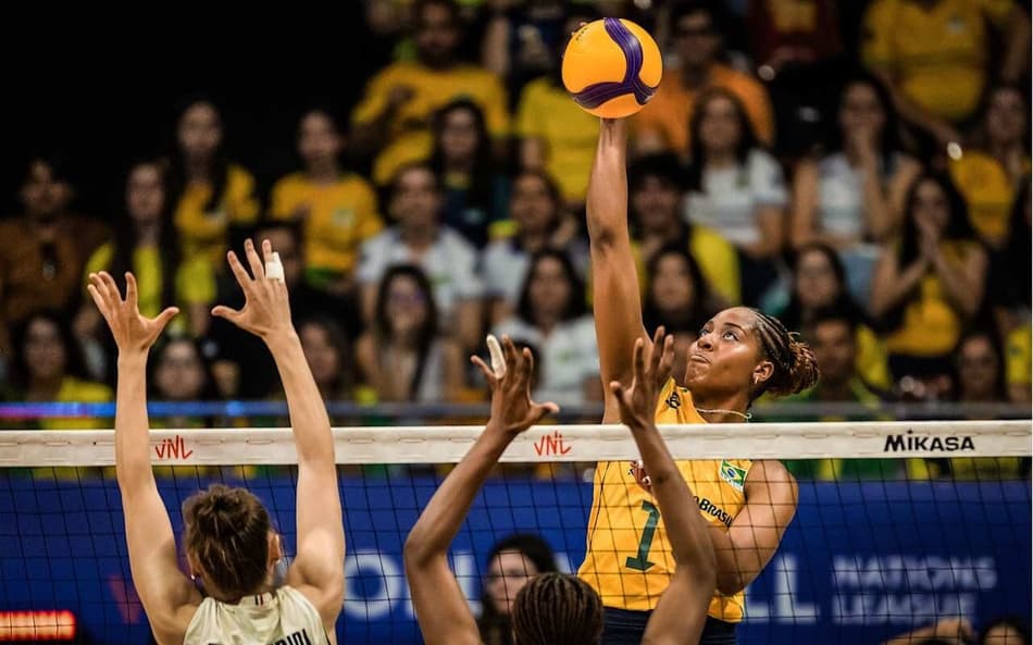 Ana Cristina ataca em Brasil x Itália pela VNL 2026 (Foto: Volleyball World)