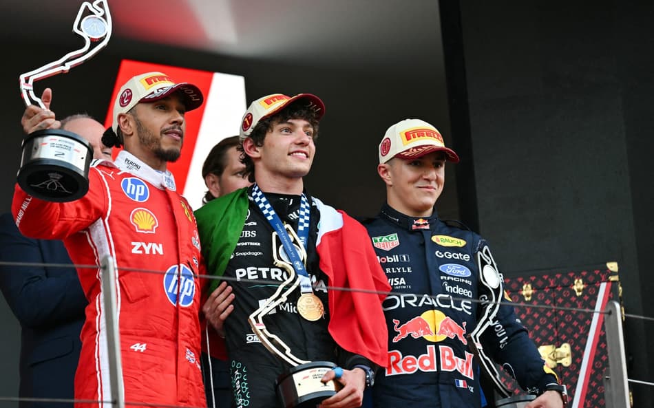 Pódio do GP de Mônaco formado por Lewis Hamilton, Kimi Antonelli e Isack Hadjar na F1 (Foto: Andrej ISAKOVIC / AFP)