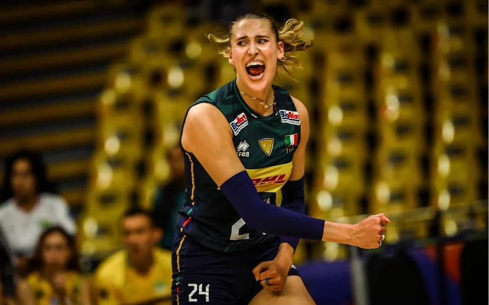 Antropova comemora ponto em Itália x Turquia na semana 1 da VNL 2026 (Foto: Volleyball World)