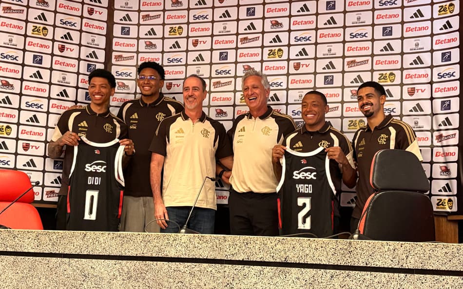 Didi Louzada, Ruan, Demétrius, Marcus Vinicius Freira, Yago dos Santos e Alexey em apresentação do Flamengo (Foto: Anna Ramos/Lance!)
