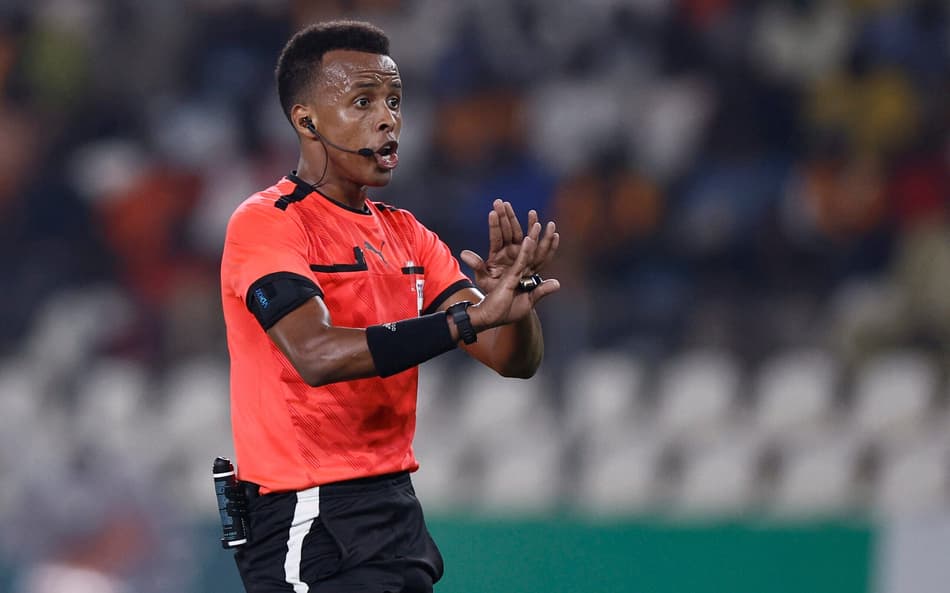 O jovem árbitro somali atuando pré-copa (Foto: KENZO TRIBOUILLARD / AFP)