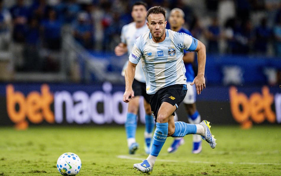 Arthur Melo vestido de Grêmio