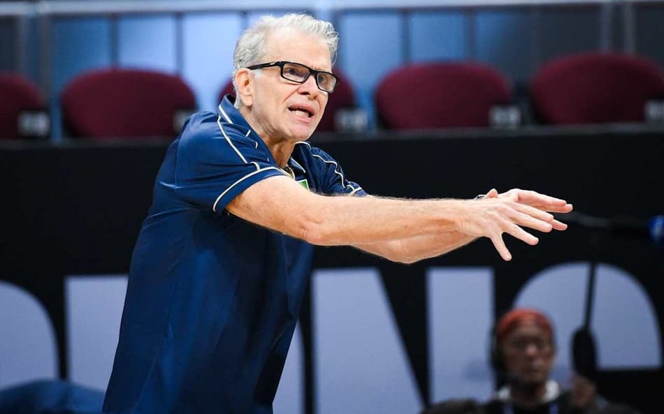 Bernardinho à beira da quadra pela Seleção Brasileira Masculina de Vôlei no Campeonato Mundial 2025 (Foto: Volleyball World)