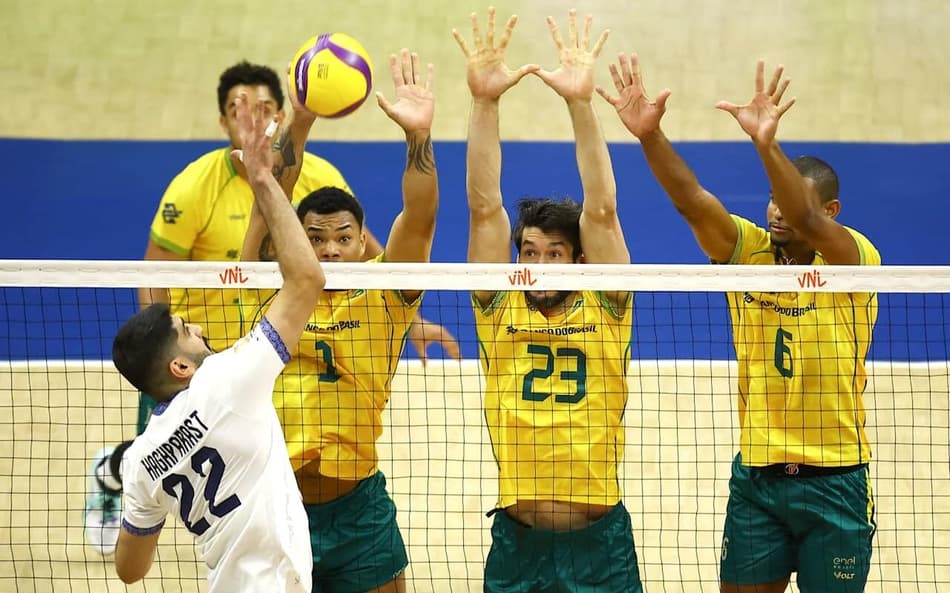Darlan, Flávio e Adriano sobem no bloqueio em Brasil x Irã pela VNL 2026 (Foto: Volleyball World)