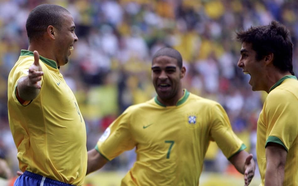 Jogadores do Brasil comemoram gol contra o Japão em 2006