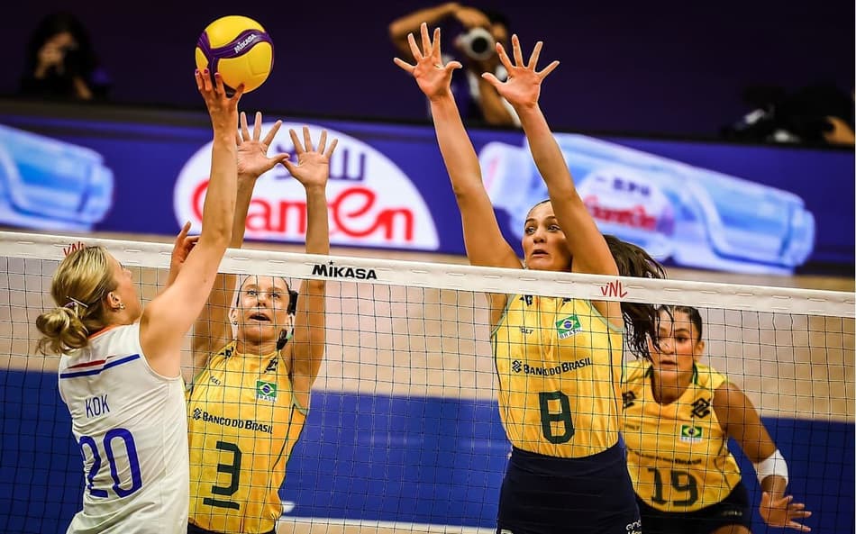Macris e Julia Kudiess compõem o bloqueio em Brasil x Holanda pela VNL 2026 (Foto: Volleyball World)