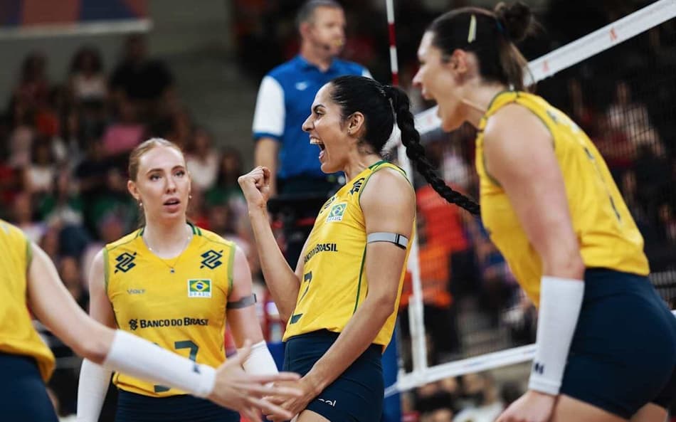 Jogadoras da seleção brasileira comemoram ponto contra a Bélgica na VNL