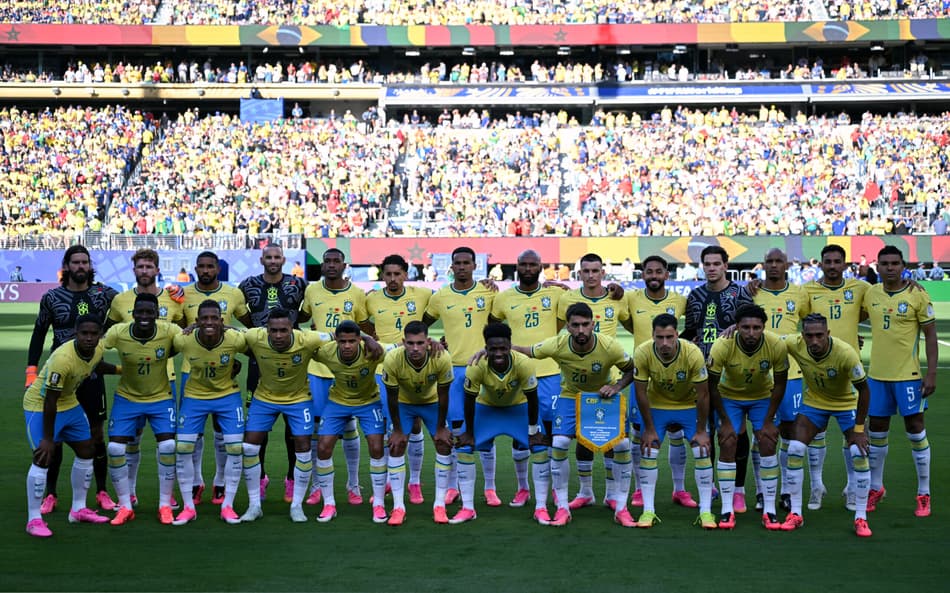 Seleção perfilada antes de Brasil x Marrocos (Foto: Mauro PIMENTEL / AFP)