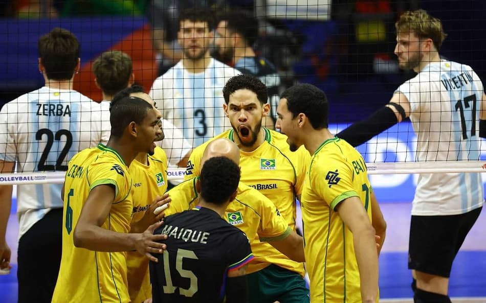 A seleção masculina volta à quadra nesta quarta-feira (24), contra a Ucrânia