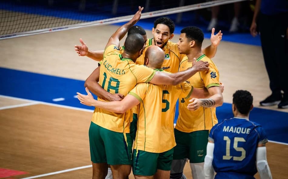Jogadores do Brasil comemoram ponto no duelo com o Canadá pela VNL masculina