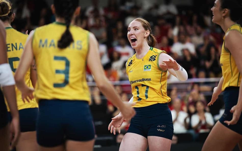 Jogadoras do Brasil comemoram ponto na vitória sobre a China pela VNL