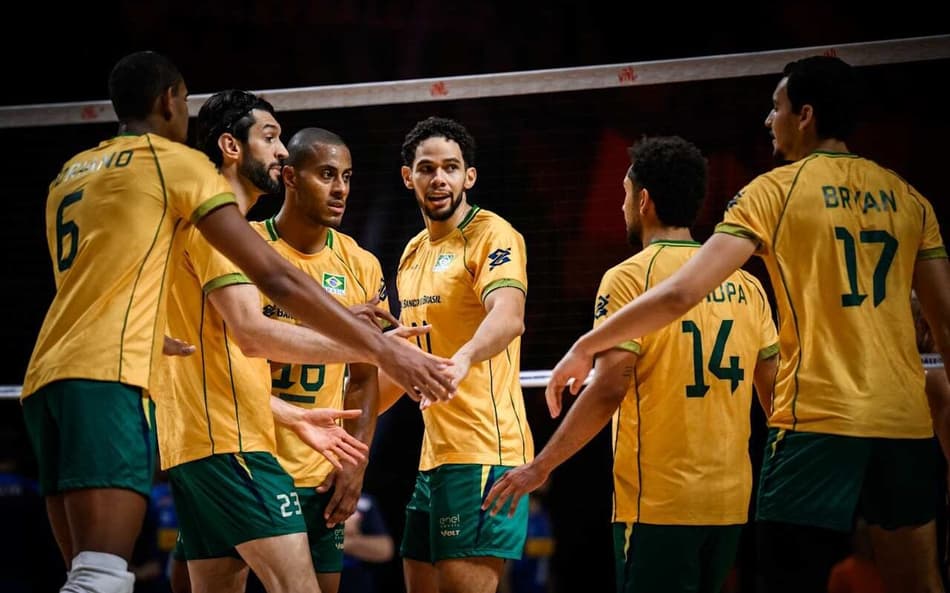 Jogadoras da seleção brasileira se cumprimentam durante jogo da VNL