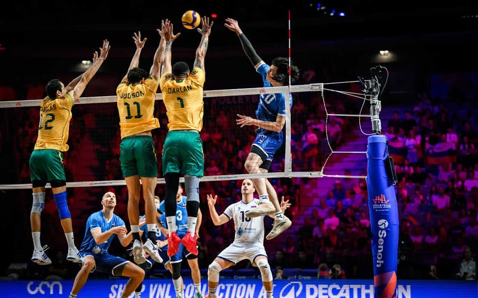 Bloqueio brasileiro em ação durante o duelo com a Eslovênia pela VNL masculina