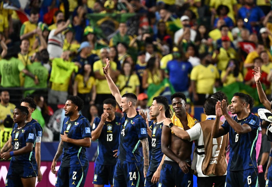 Jogadores da Seleção Brasileira se reúnem no campo após apito final de duelo contra o Haiti; Gabriel Martinelli cumprimenta torcedores que estão na arquibancada