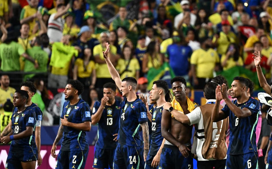Jogadores da Seleção Brasileira se reúnem no campo após apito final de duelo contra o Haiti; Ibañez cumprimenta torcedores que estão na arquibancada