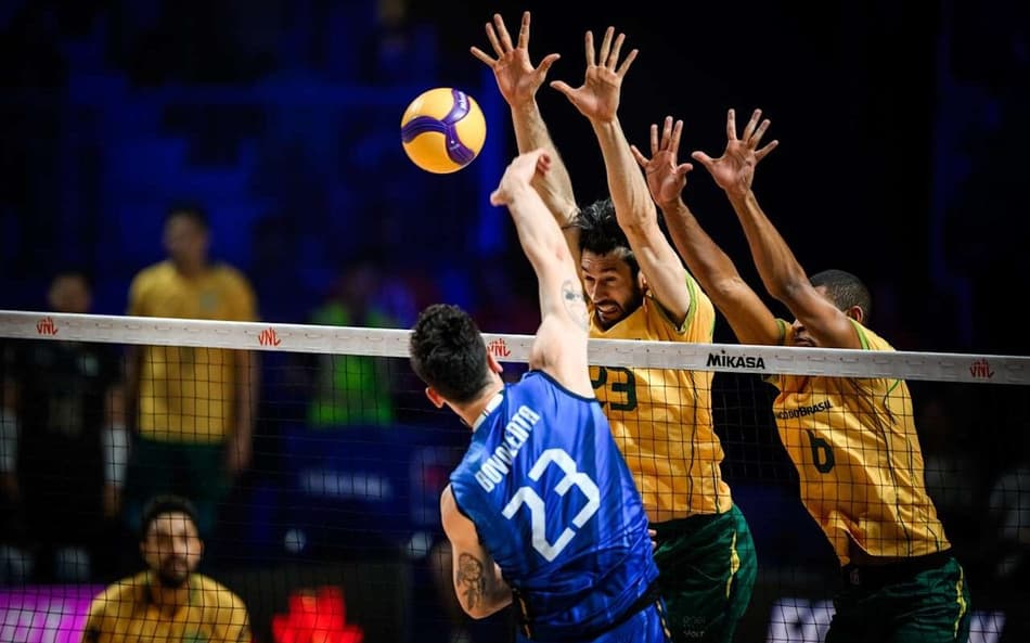 Bloqueio brasileiro em ação no duelo contra a Itália pela VNL masculina