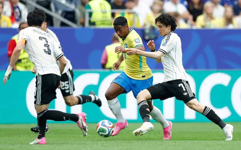 Endrick atuando durante a partida contra o Japão.