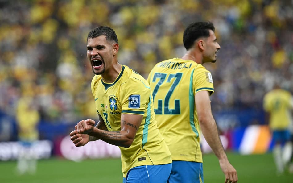 Bruno Guimarães comemorando