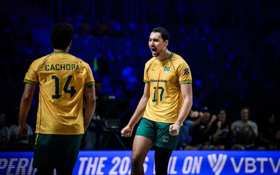O oposto Bryan e o levantador Cachopa comemoram ponto do Brasil na VNL