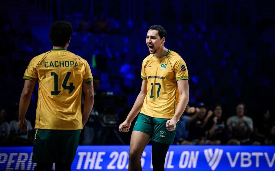 O oposto Bryan e o levantador Cachopa comemoram ponto do Brasil na VNL
