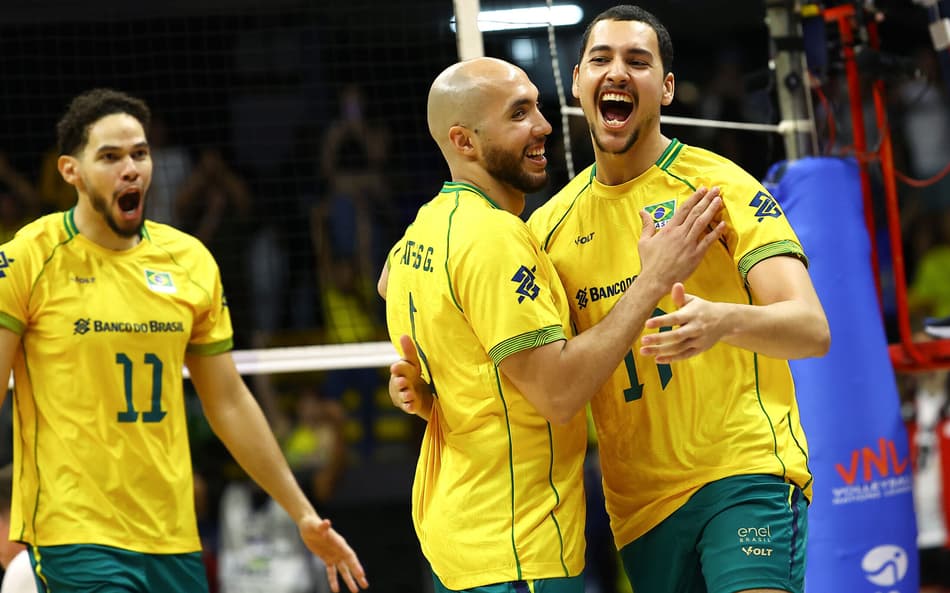 Bryan comemora ponto com Brasília em jogo da Seleção na VNL (Foto: Silvio Avila)