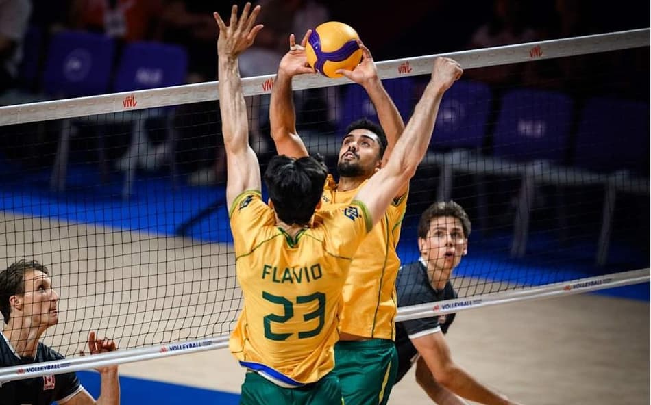 Fernando Cachopa realiza ação de levantamento e Flávio se movimenta para atacar em Brasil x Canadá pela Liga das Nações de Vôlei Masculino