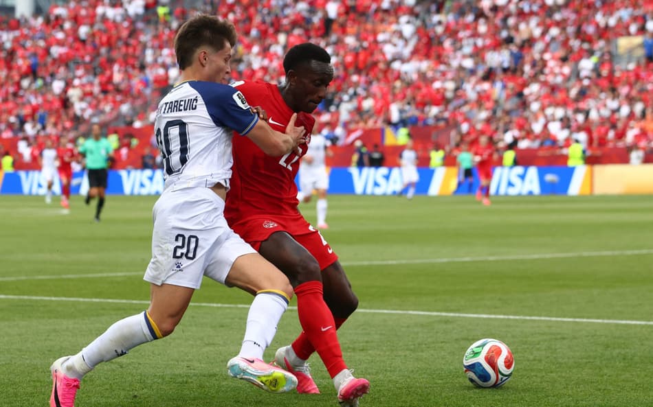 Esmir Bajraktarevic, da Bósnia, disputa bola com Richie Laryea, do Canadá, pela Copa do Mundo 2026 (Foto: Cole Burston / AFP)