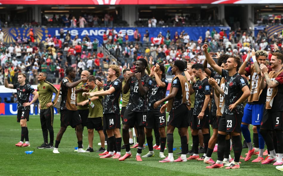 Jogadores do Canadá comemoram gol contra a África do Sul pela Copa do Mundo