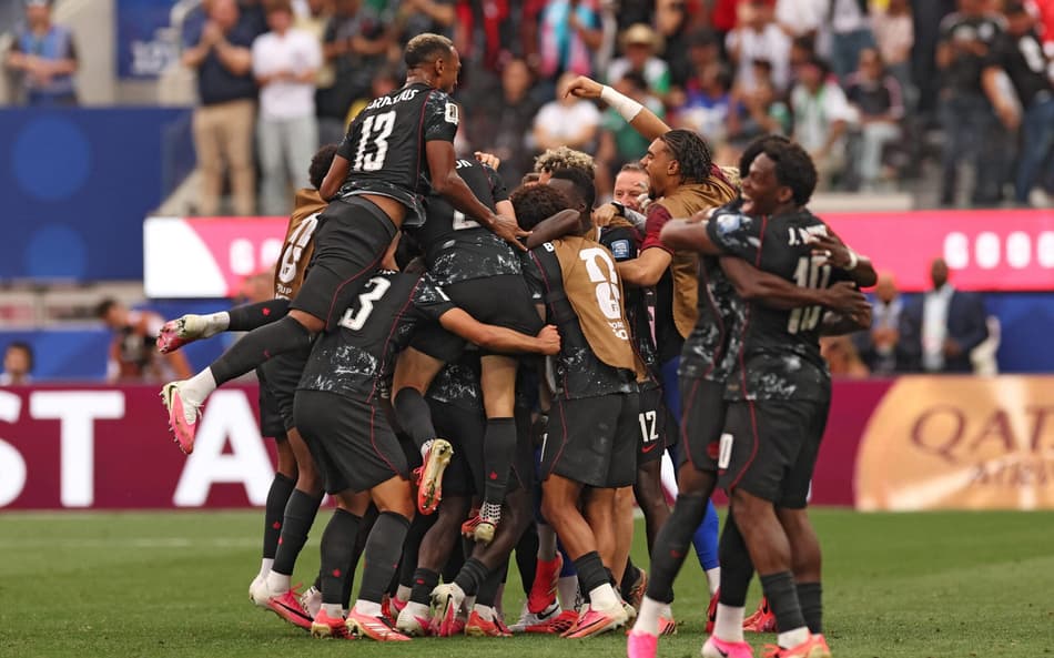 Jogadores do Canadá comemoram gol contra a África do Sul pela Copa do Mundo