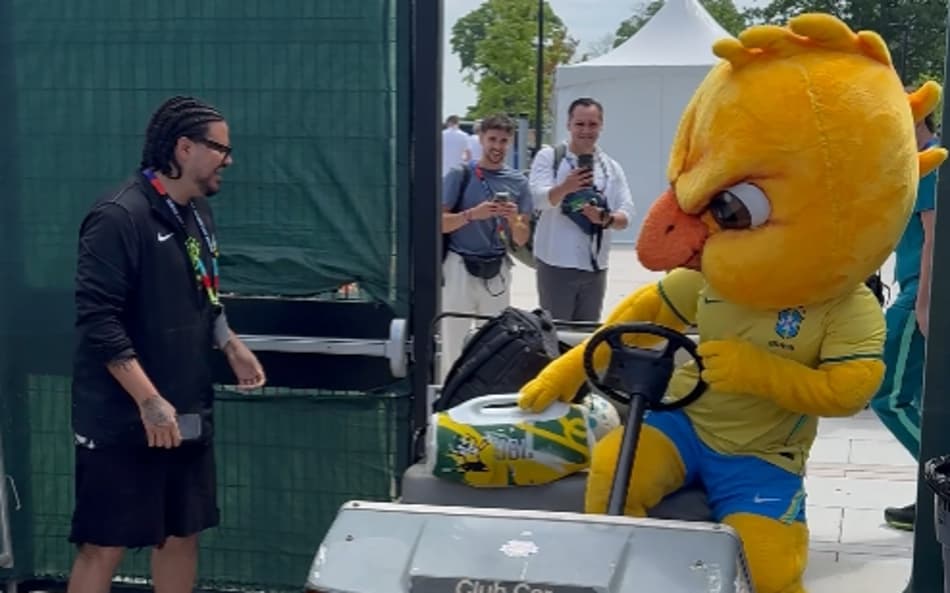 Canarinho chega ao treino da Seleção Brasileira (Foto: Márcio Iannacca/Lance!)