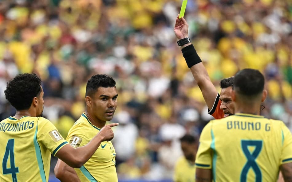 Casemiro recebe cartão amarelo em Brasil e Japão