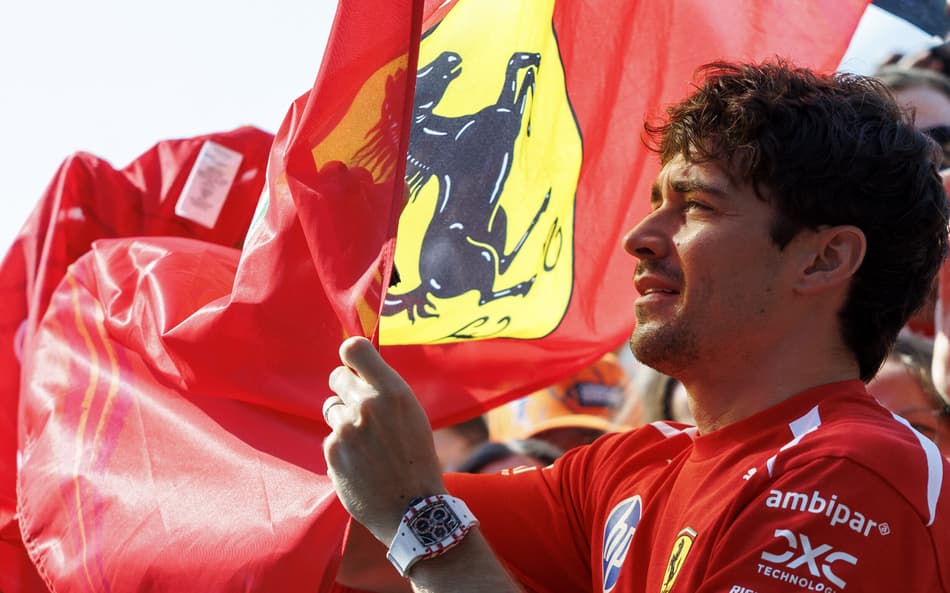 Charles Leclerc posa ao lado de bandeira da Ferrari no GP da Áustria pela F1 2026