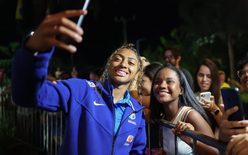 Kerolin, atacante da Seleção Brasileira, atende fãs em Fortaleza. (Foto: Lívia Villas Boas/CBF)