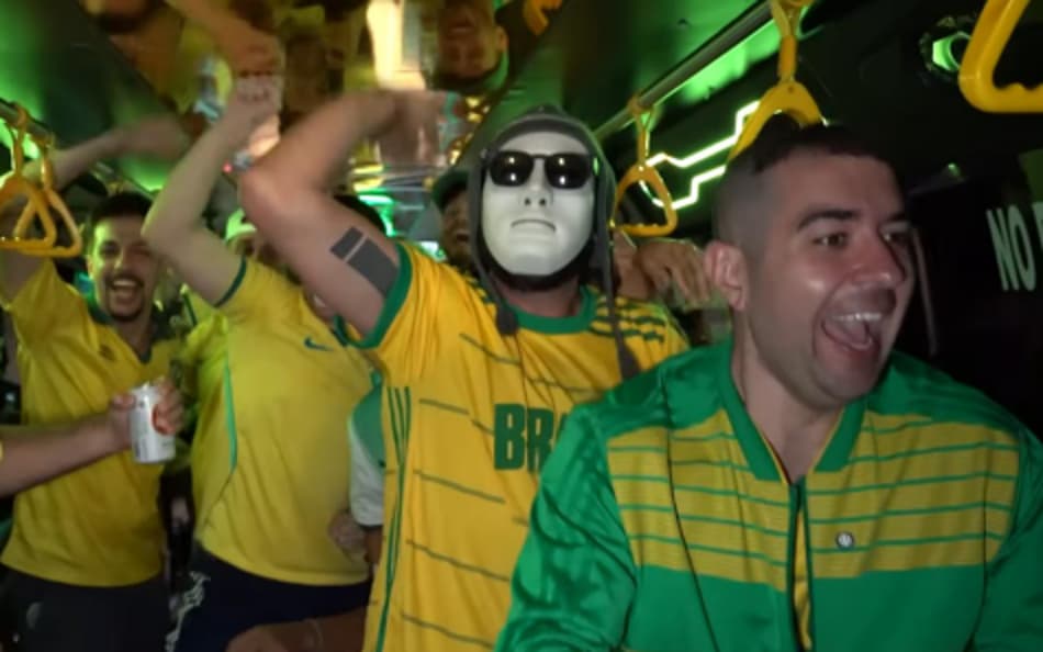 Chico Pedrotti e Bolívia Zica se despediram do México em alto estilo, assistindo ao jogo do Brasil em um ônibus “open bar” e cercado de brasileiros (Foto: NWB)