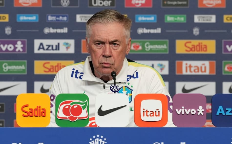 Ancelotti durante a coletiva de imprensa no CT da Seleção