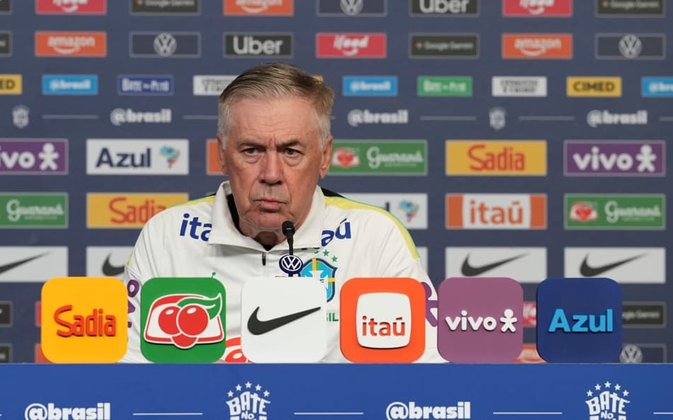 Ancelotti durante a coletiva de imprensa no CT da Seleção