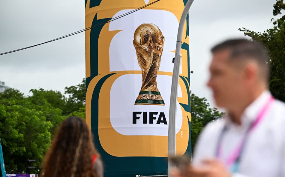 Banner da Copa do Mundo em área próxima a estádio da Copa