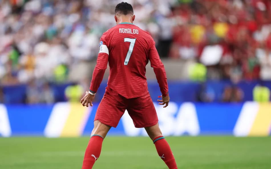 Cristiano Ronaldo comemora de costas gol marcado. Uniforme vermelho de Portugal e camisa 7