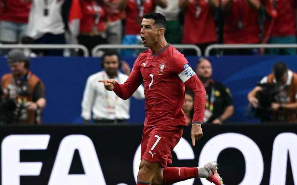 Cristiano Ronaldo comemorando gol na vitória de Portugal na Copa do Mundo (Foto: Paul ELLIS / AFP)
